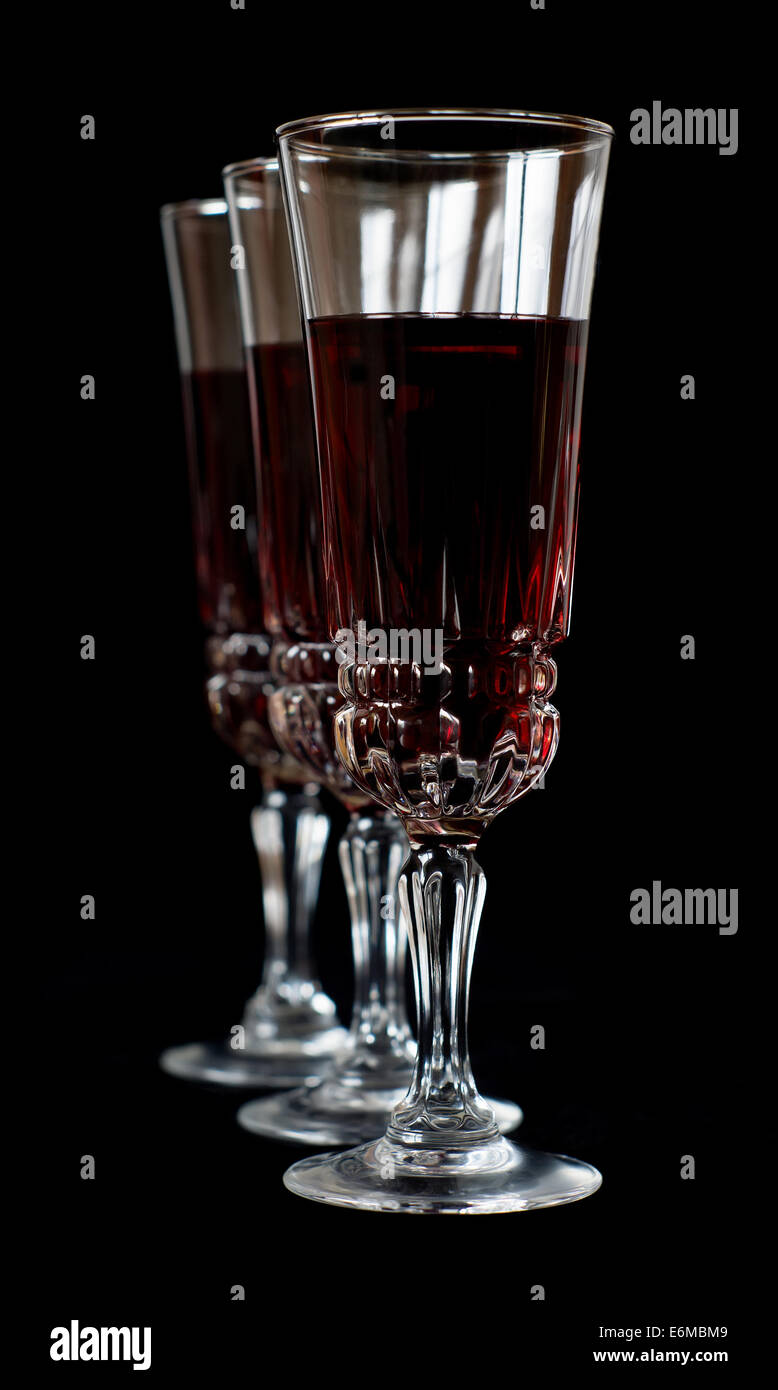 Bicchieri di vino isolato su sfondo nero Foto Stock