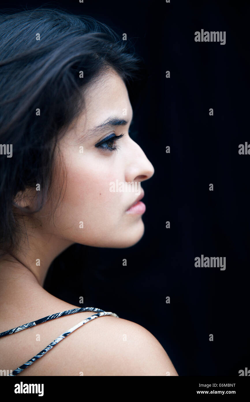 Giovane donna su sfondo nero Foto Stock