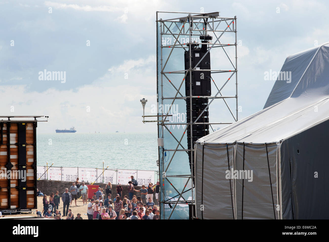 Una folla di gente che ascolta la musica da uno degli stadi di sunshine presso il festival di vittoriosa 2014 southsea England Regno Unito Foto Stock