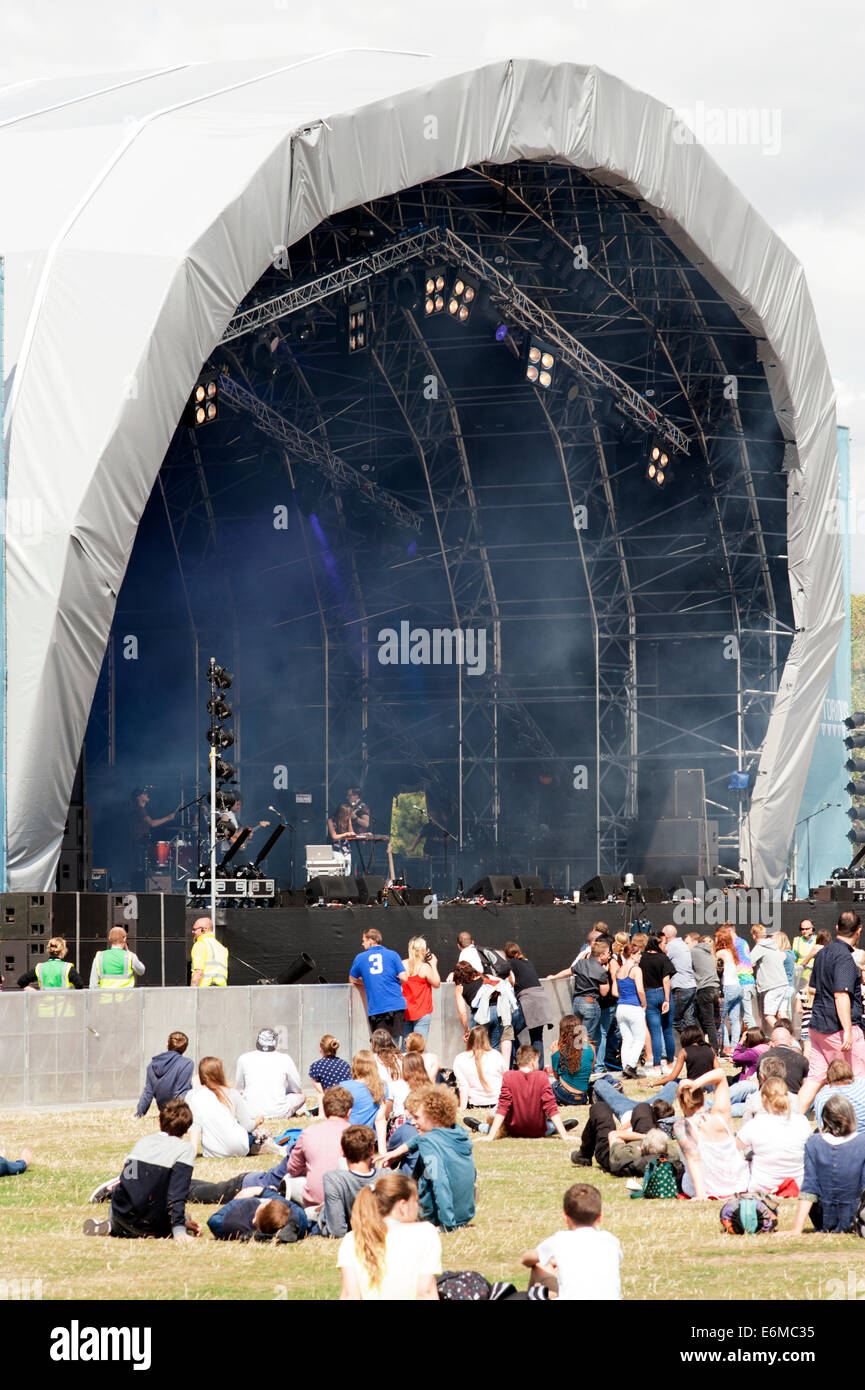 Una folla di gente che ascolta la musica da uno degli stadi di sunshine presso il festival di vittoriosa 2014 southsea England Regno Unito Foto Stock