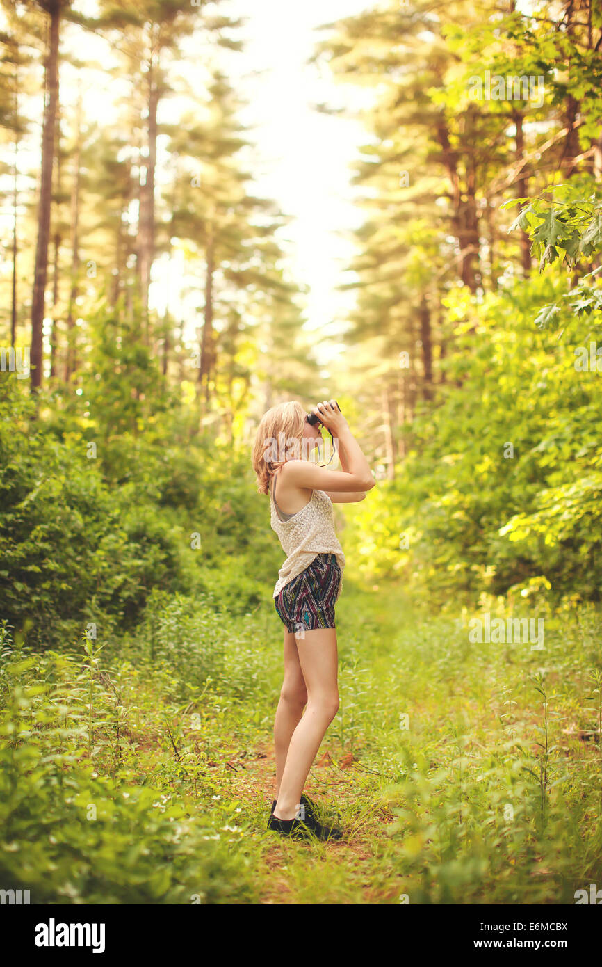 Giovane donna in foresta Foto Stock