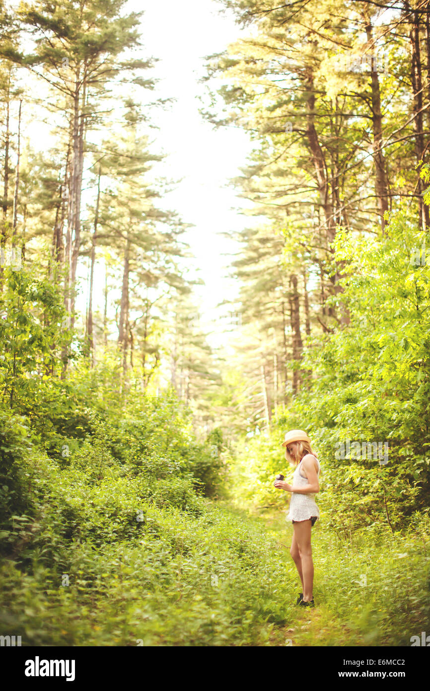 Giovane donna in foresta Foto Stock