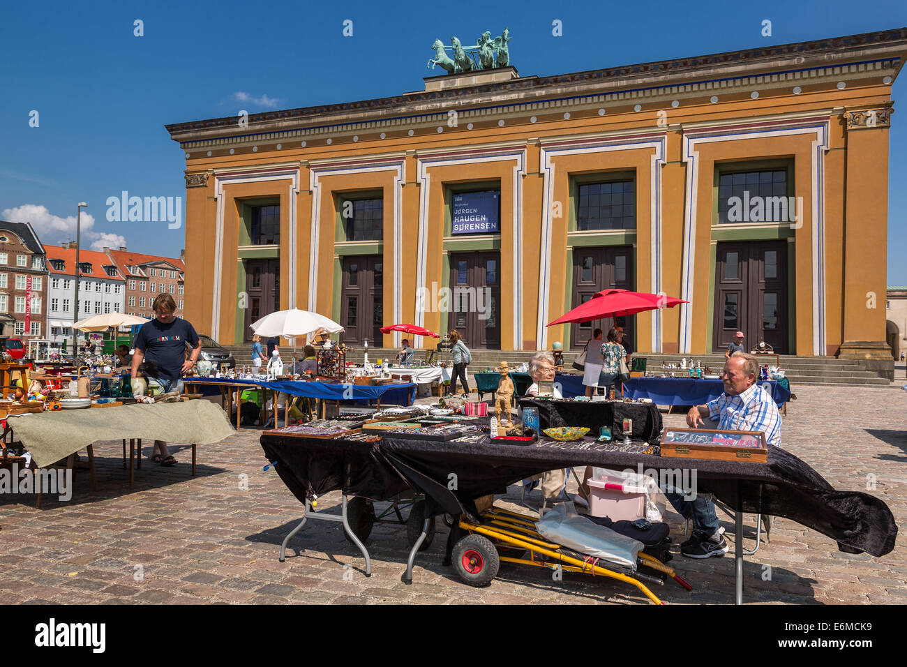 Settimanale Mercato di antiquariato di fronte il Museo Thorvaldsen, Copenhagen, Danimarca, in Scandinavia, Europa Foto Stock