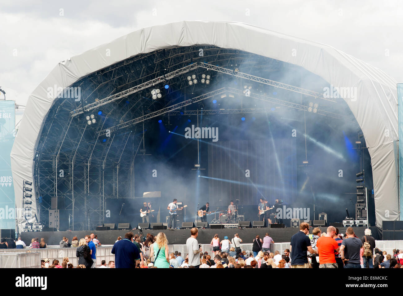 Una folla di gente che ascolta la musica da uno degli stadi di sunshine presso il festival di vittoriosa 2014 southsea England Regno Unito Foto Stock
