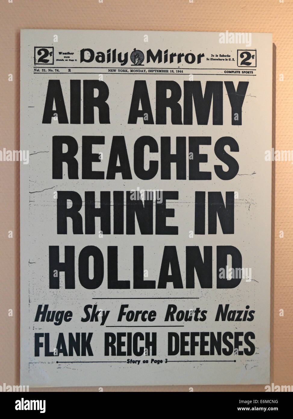 Pagina anteriore del New York Daily Mirror all'inizio dell'operazione Market Garden in Airborne Museum, Hartenstein, Paesi Bassi Foto Stock