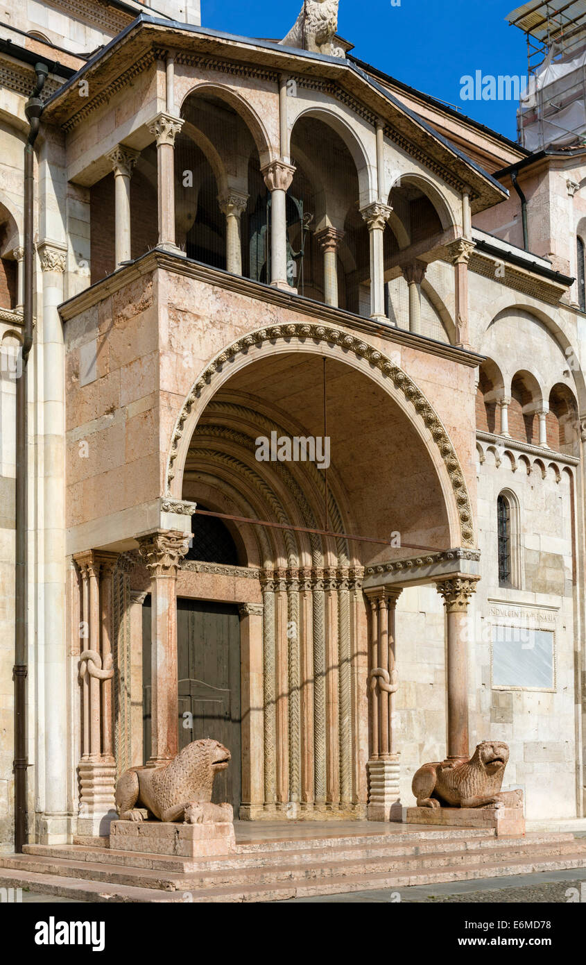 L'ingresso sud del Duomo, Piazza Grande, Modena, Emilia Romagna, Italia Foto Stock