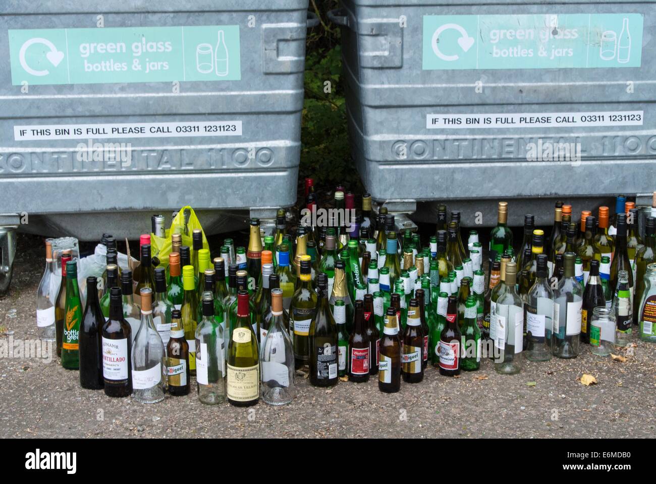 Traboccante bottle bank Foto Stock