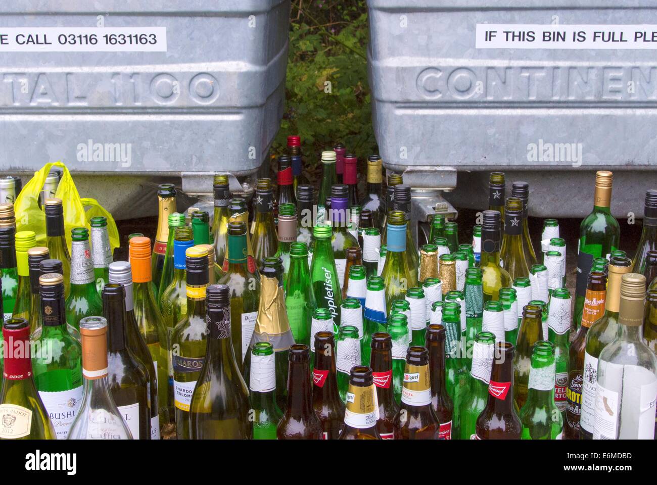 Traboccante bottle bank Foto Stock