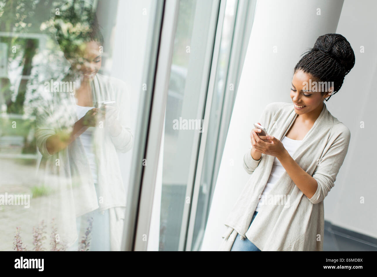 Piuttosto giovane donna in ufficio Foto Stock