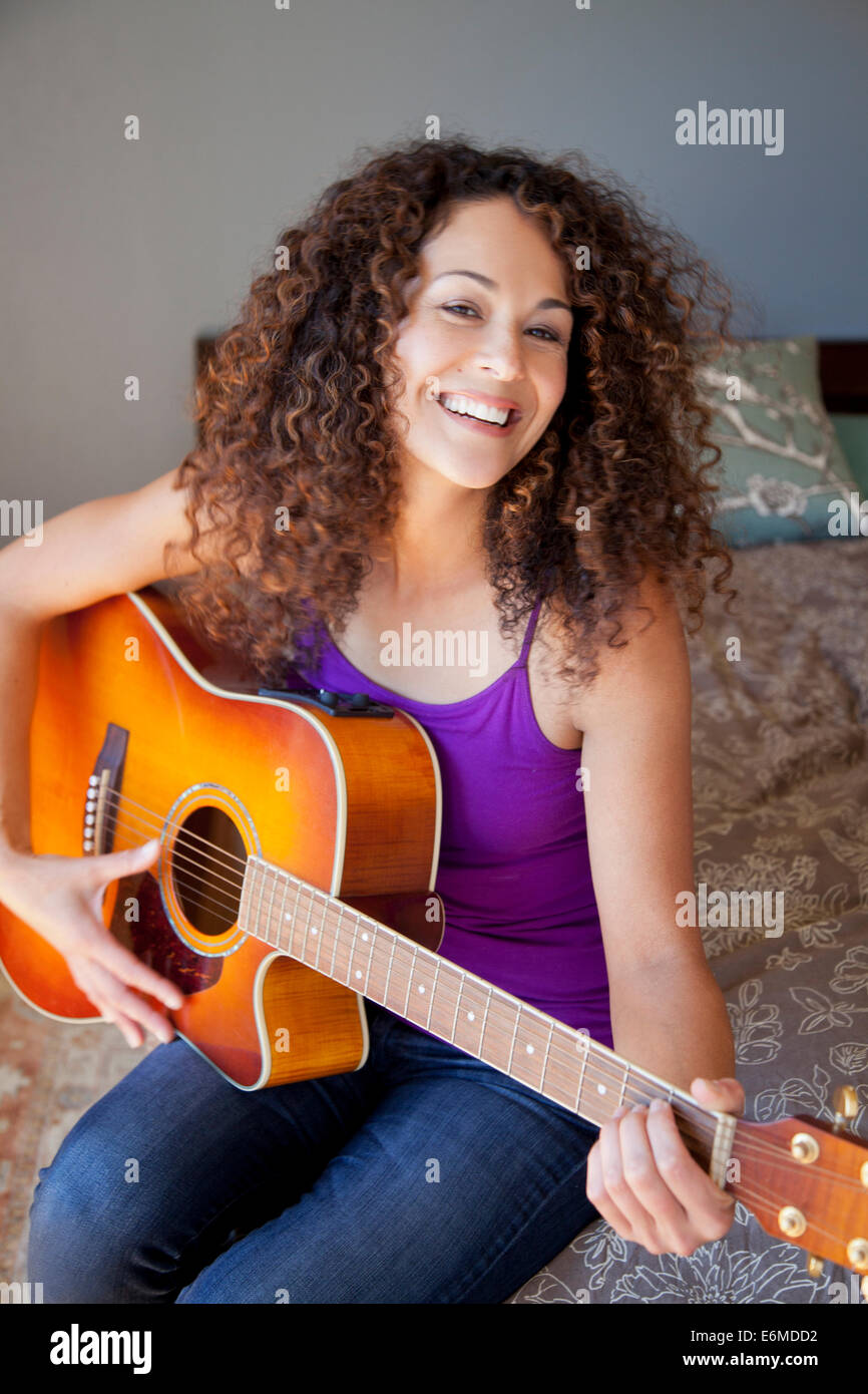 Ritratto di donna a suonare la chitarra Foto Stock