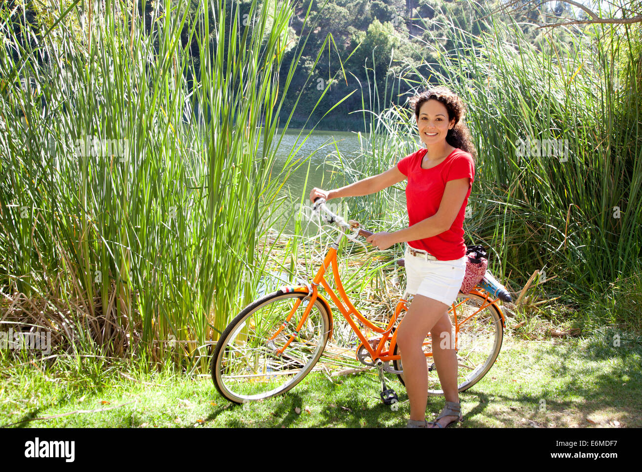 Ritratto di donna con la bicicletta Foto Stock