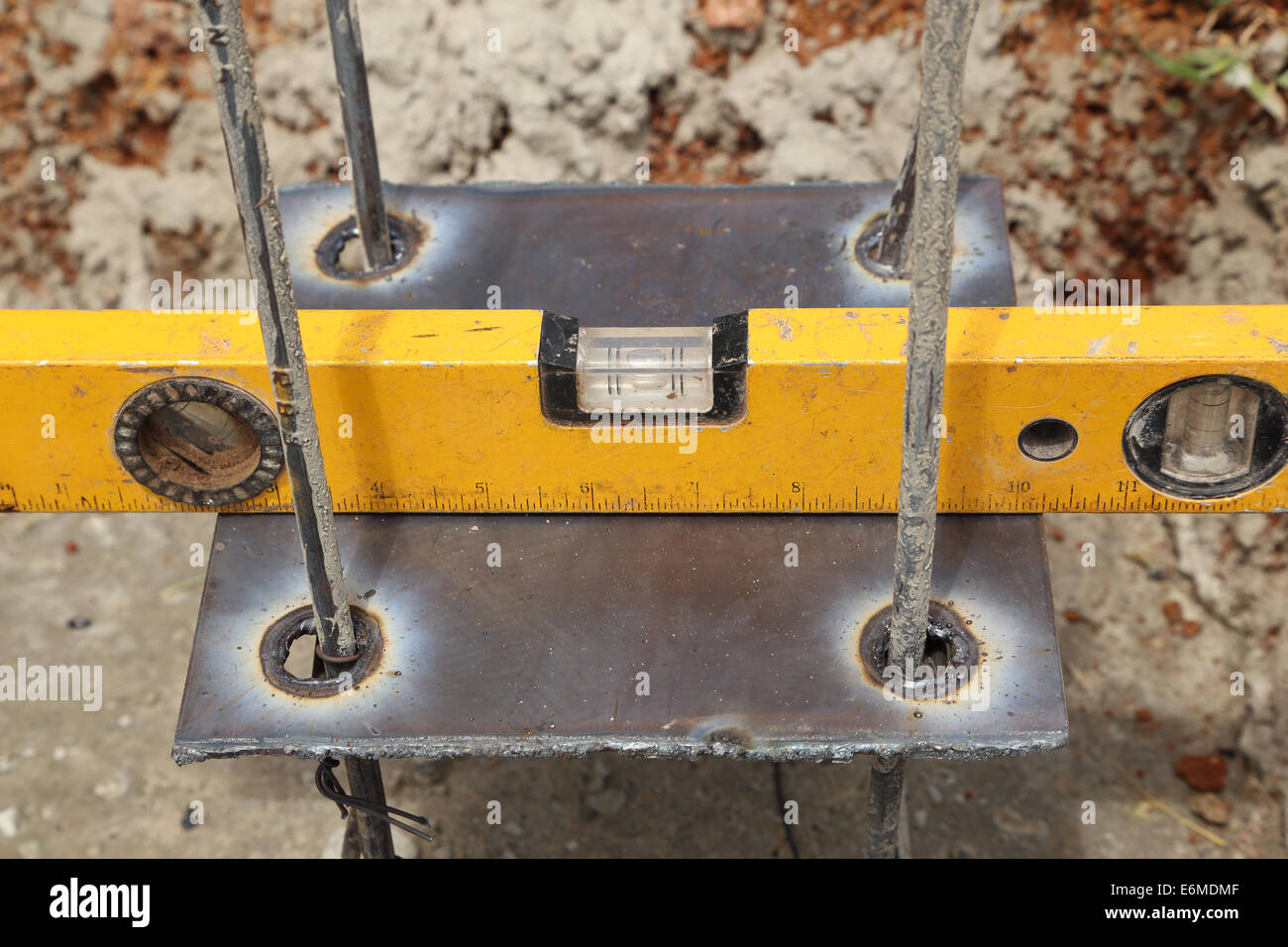 Costruzione del misuratore di livello il controllo al sito in costruzione Foto Stock