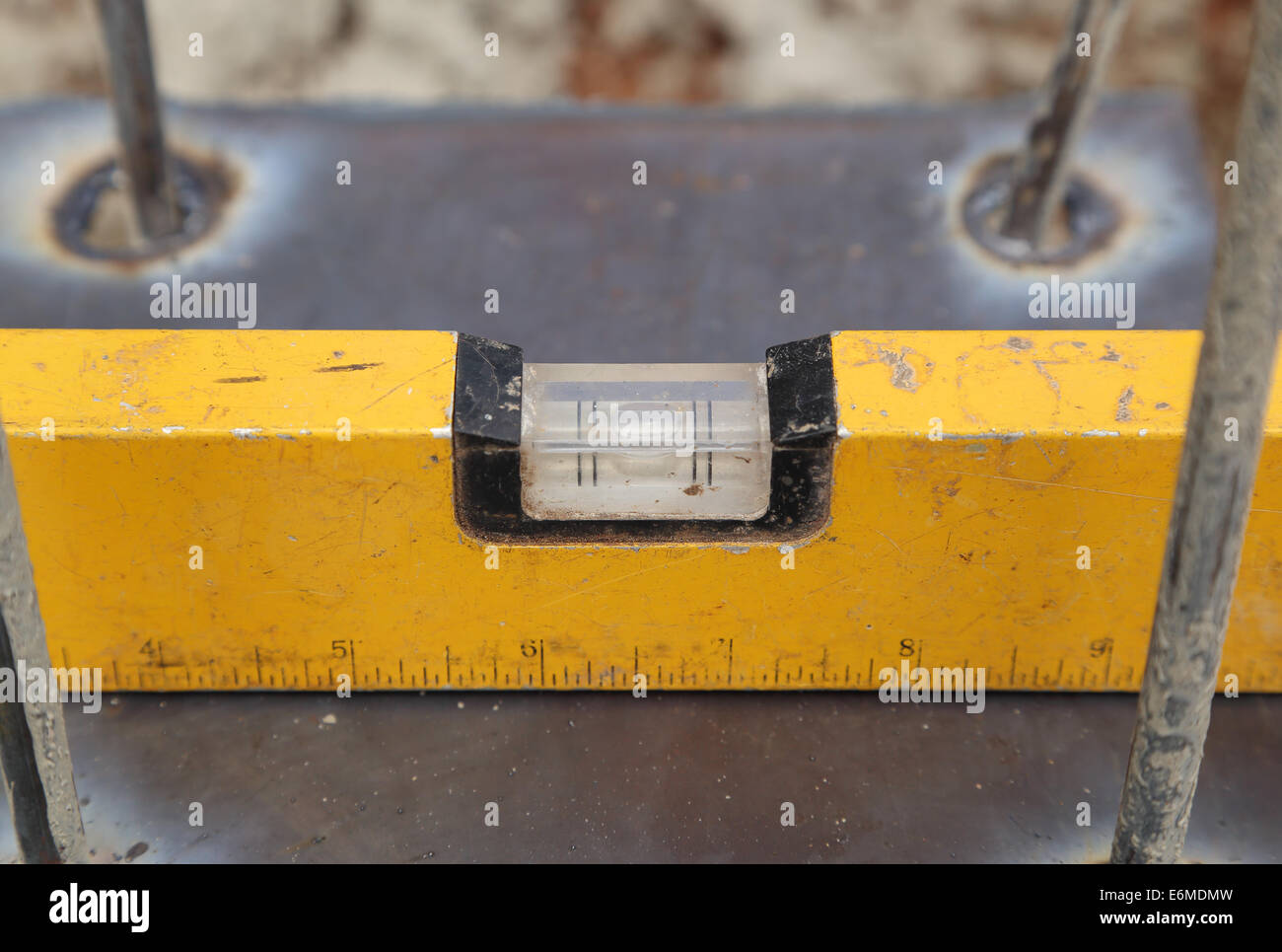 Costruzione del misuratore di livello il controllo al sito in costruzione Foto Stock
