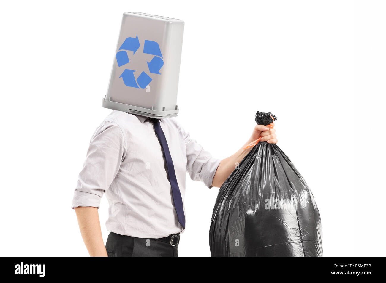 Uomo con un cestino sopra la sua testa portante un sacco per rifiuti Foto Stock