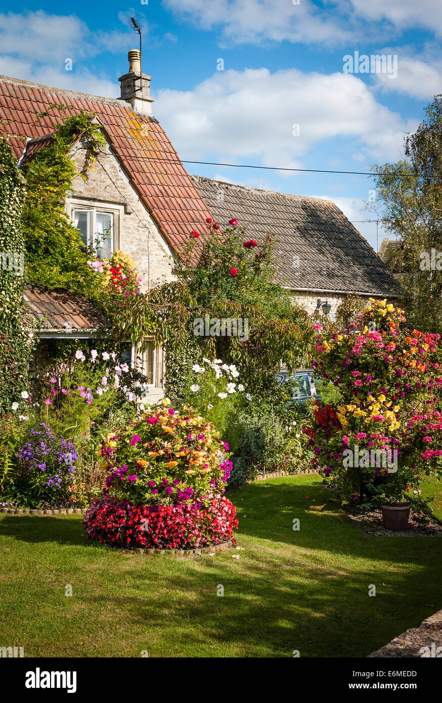 Piccolo anteriore giardino di fiori in un villaggio inglese Foto Stock