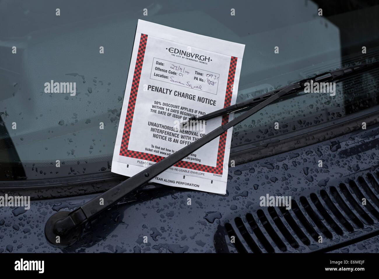 Parcheggio ticket emesso da Edinburgh City Council su di un parabrezza di automobile. Foto Stock