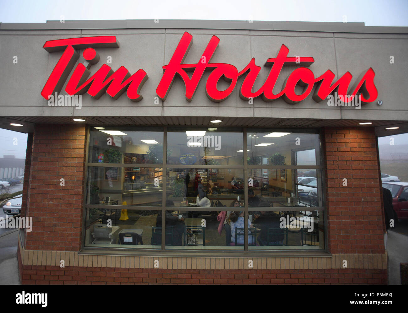 Toronto, Canada. 26 Ago, 2014. Burger King ha detto che acquisterà Tim Hortons in un $11 miliardi di trattativa che avrebbe creato il terzo produttore al mondo di fast-food chain. La compagnia spera di girare il caffè-e-catena ciambella in un nome familiare al di fuori del Canada e di dotarsi di una presenza più solida nel fiorente business di mattina. Nella foto: 10 Maggio 2010 - Toronto, Ontario, Canada - Tim Hortons Inc. è un canadese coffee shop conosciuto per i suoi caffè e ciambelle. Essa è stata fondata nel 1964 a Hamilton, Ontario dal canadese giocatore di hockey Tim Horton. Credito: ZUMA Press, Inc./Alamy Live News Foto Stock