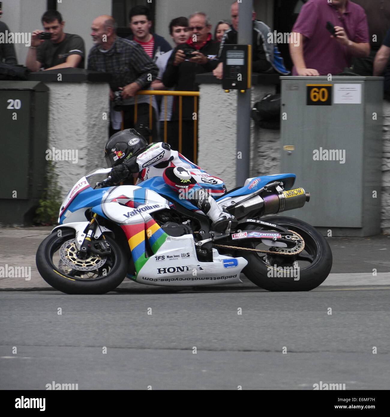 Bruce Anstey attraversando la piazza del Parlamento Ramsey sul suo Supersport moto Honda, durante l'Isola di Man TT 2014 Foto Stock