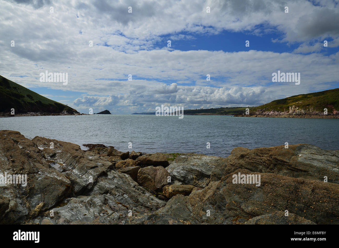 Vista dalla spiaggia di Cantina in Noss Mayo verso la foce del fiume Yealm e il Mewstone Foto Stock