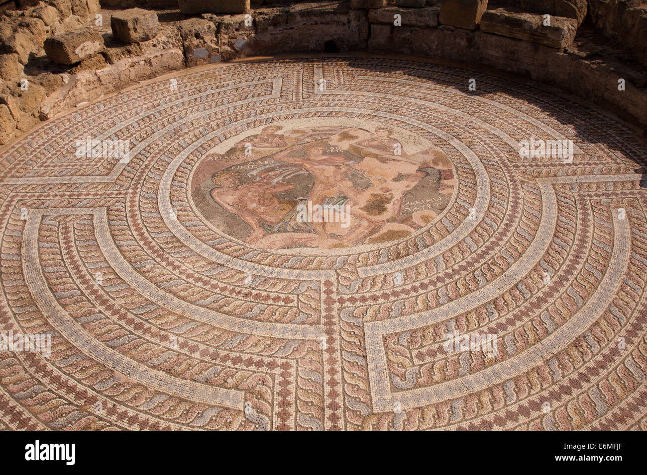 Mosaico circolare di Thesus uccidendo il minotauro circondato dalla celebre labirinto a Paphos sito archeologico,Cipro Foto Stock