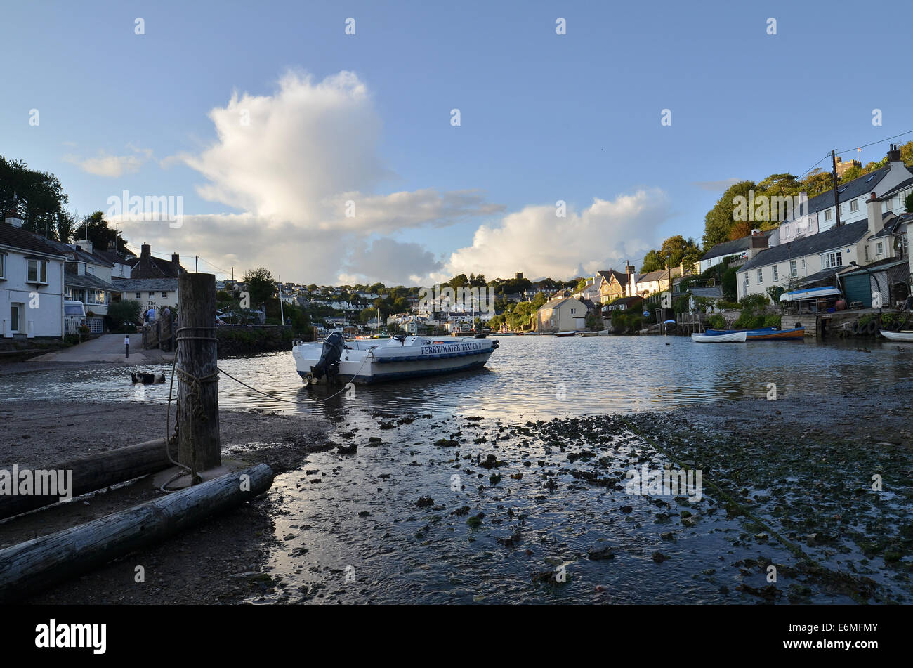 Il taxi acqueo sul fiume Yealm in Noss Mayo con la nave Inn e Swan Inn e pub in background Foto Stock