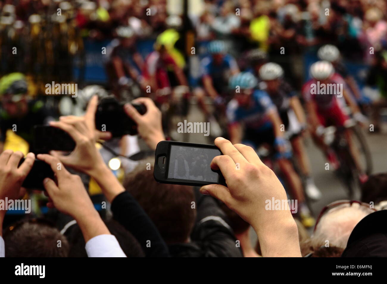 Utilizzando uno smartphone come una telecamera. Foto Stock