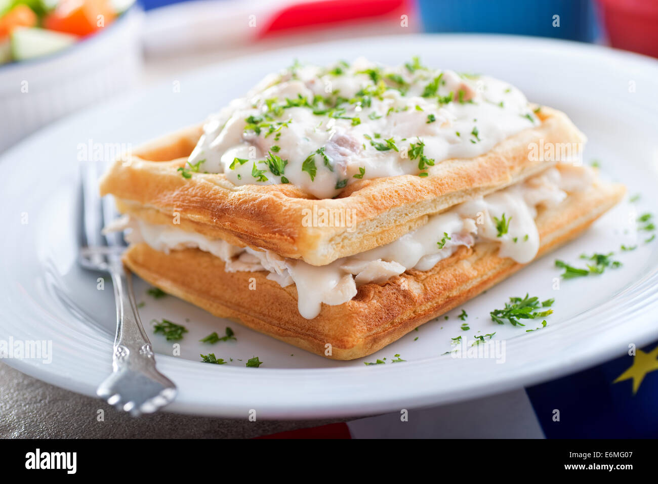 Una piastra di tradizionale Acadian crema di eglefino e waffles. Foto Stock