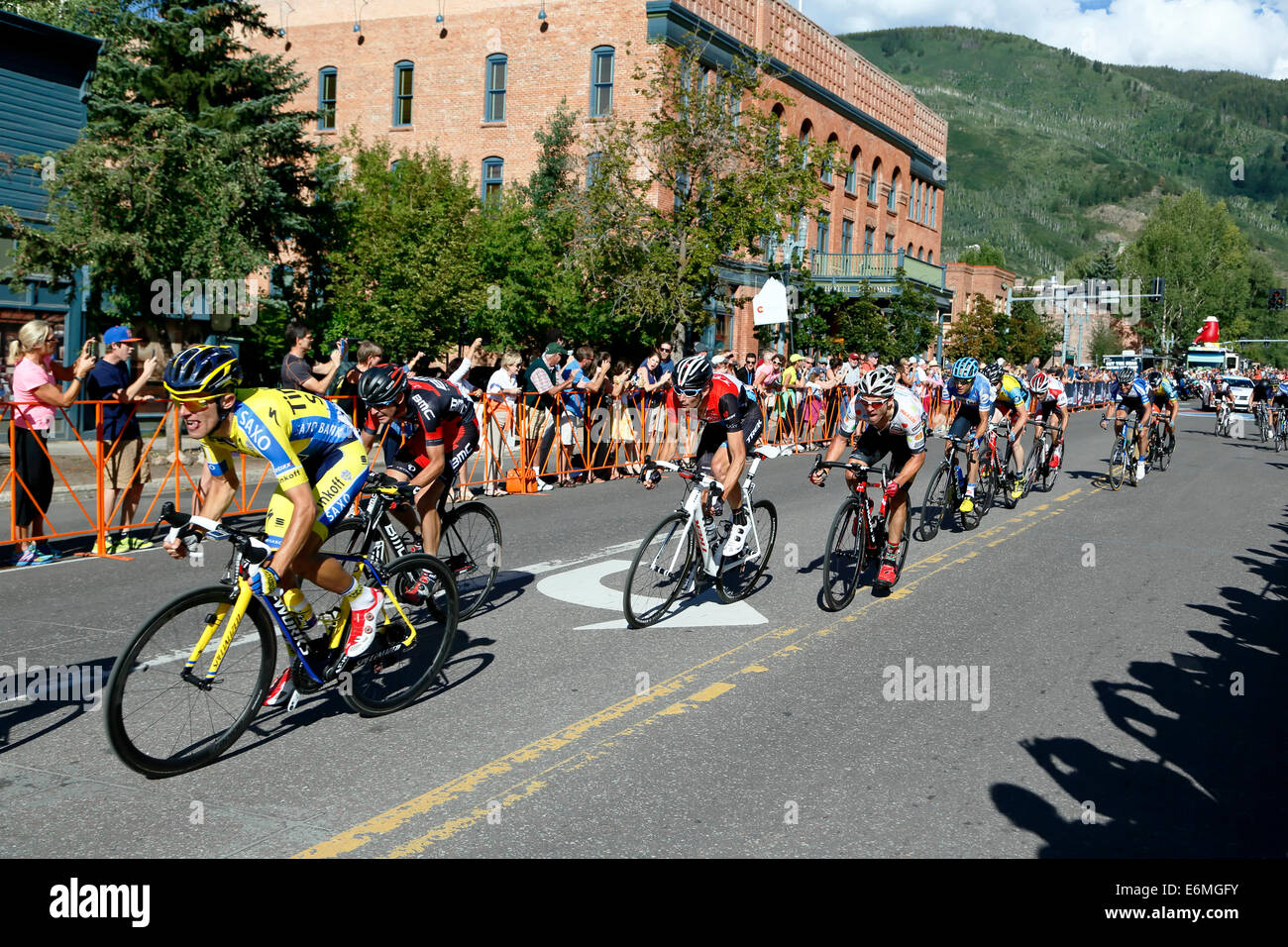 Ciclisti in volata per la finitura, Hotel Jerome in background, USA Pro Challenge gara ciclistica, Aspen Colorado, STATI UNITI D'AMERICA Foto Stock