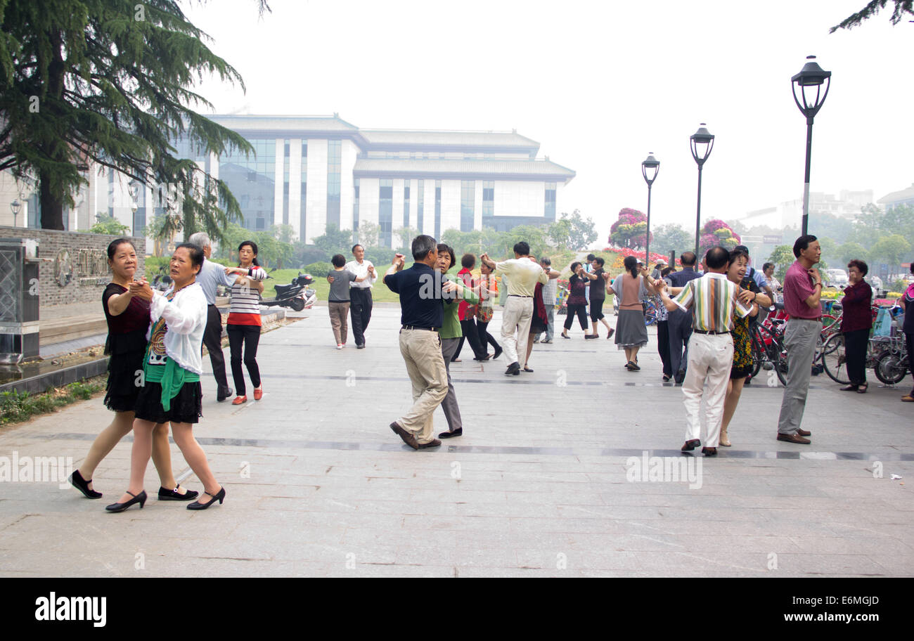 Un gruppo di persone che danzano per le strade di Yangzhou, Cina. Foto Stock