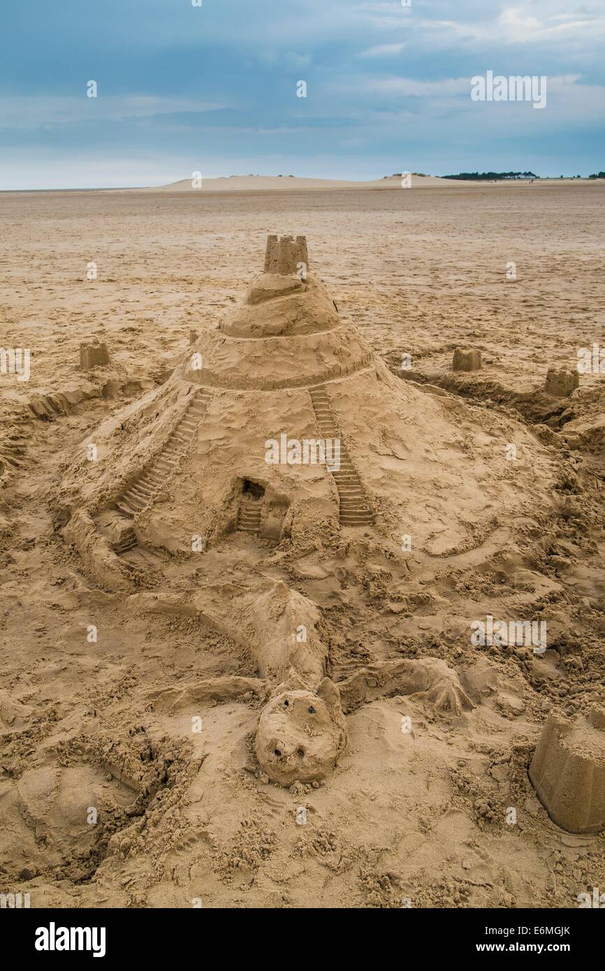 Castelli di Sabbia su una spiaggia deserta. Foto Stock