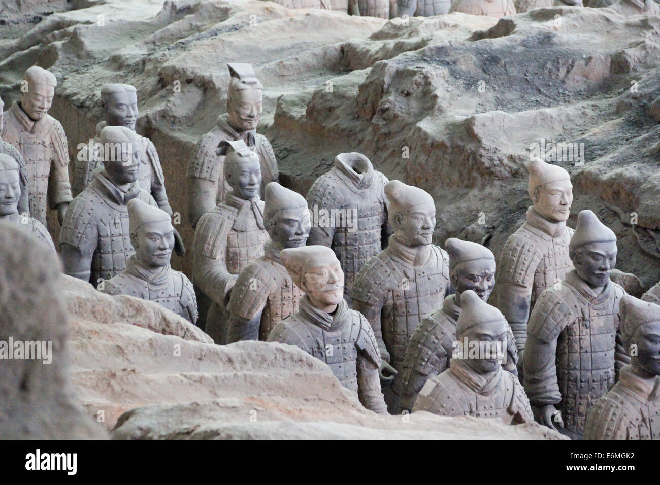 Un rango di soldati di terracotta nel Mausoleo del primo imperatore di Qin, Xi'an, Cina. Foto Stock