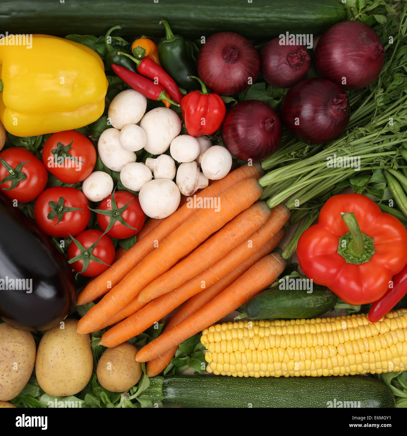 Cibo di verdure come pomodori, paprica e patate come sfondo Foto Stock