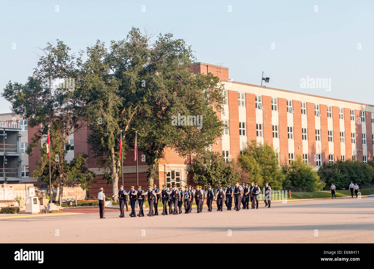Una truppa di RCMP cadetti marciando in formazione all'RCMP Depot cadet training academy di Regina, Saskatchewan, Canada. Foto Stock