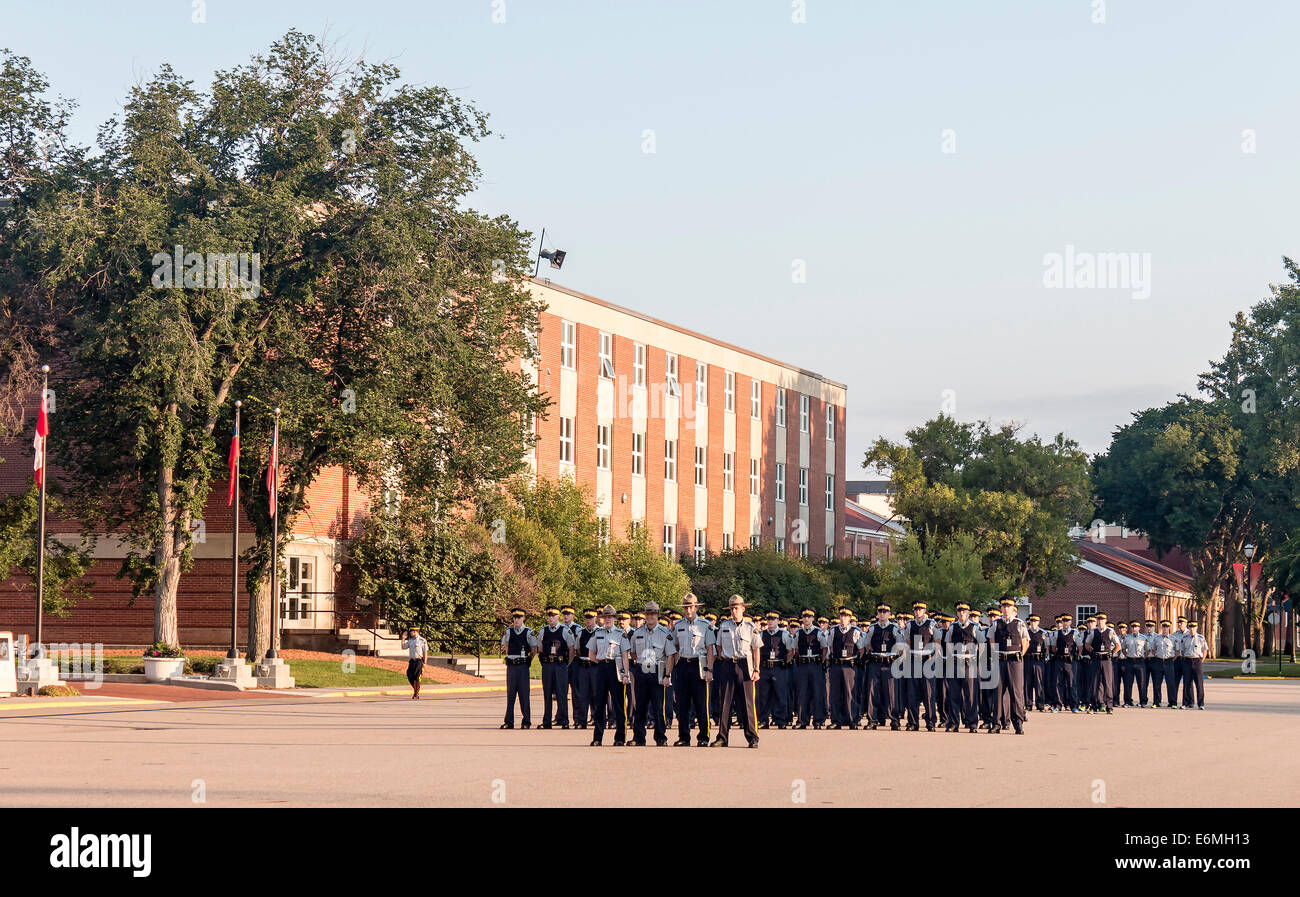 Una truppa di RCMP cadetti in piedi alla facilità all'RCMP Depot cadet training academy di Regina, Saskatchewan, Canada. Foto Stock