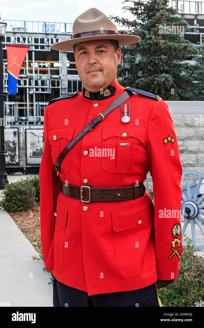Cpl. Sean Chiddenton vestito in uniforme al Sunset-Retreat cerimonia di premiazione che si terrà una volta alla settimana in estate presso la RCMP cadet academy Foto Stock
