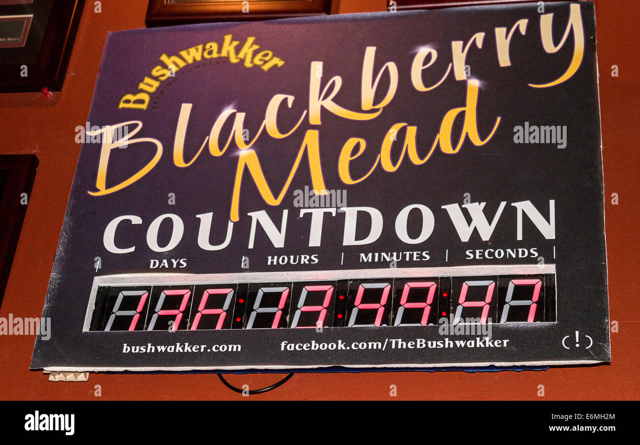 Il conto alla rovescia per il rilascio di questo anno di blackberry Mead at Bushwakker brew pub di Regina, Saskatchewan, Canada. Foto Stock
