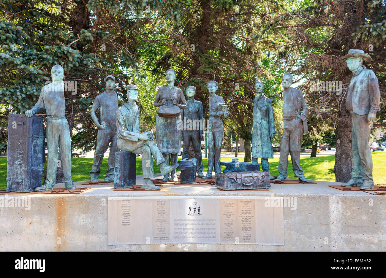 Una delle due opere di scultura riconoscendo gli immigrati che sono venuti in Canada, nella parte anteriore della Regina City Halll, Regina, Canada Foto Stock
