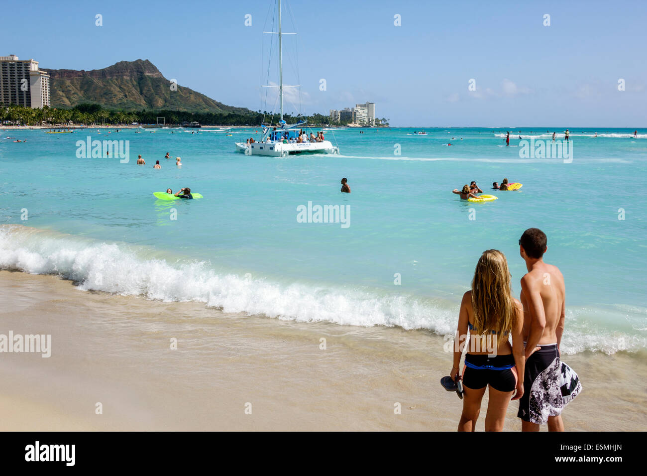 Honolulu Waikiki Beach Hawaii,Hawaiian,Oahu,Oceano Pacifico,fronte mare,solarium,surf,donna donne,trasporto,surfer,Diamond Head Crater,extin Foto Stock