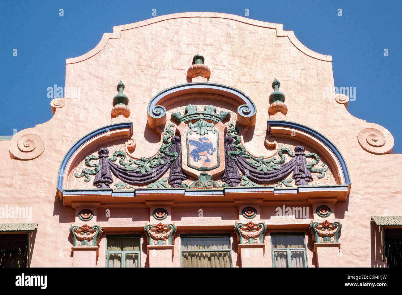 Honolulu Waikiki Beach Hawaii, Hawaiian, Oahu, Royal Hawaiian, hotel, rosa, esterno, dettaglio, edificio, cresta, USA, Stati Uniti, Stati Uniti, America Polinesia, HI Foto Stock