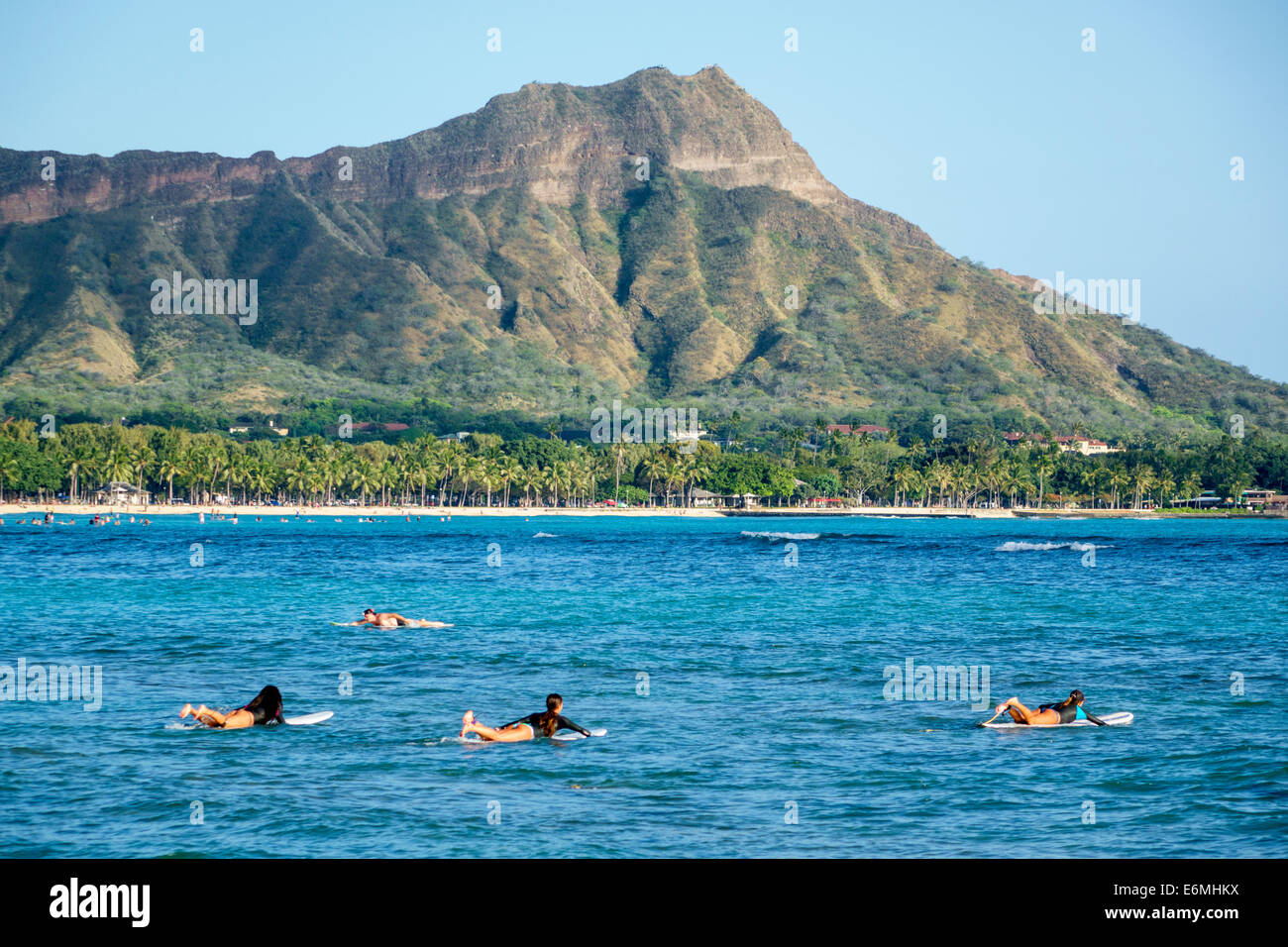 Honolulu Waikiki Beach Hawaii, Hawaiian, Oahu, Oceano Pacifico, Waikiki Bay, Diamond Head Crater estinto vulcano donne surfisti Foto Stock