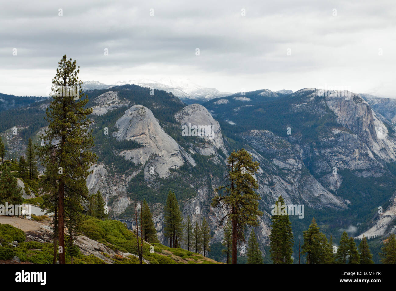 Nord America highlands sotto pesante coperto - Sierra Nevada, in California, Stati Uniti d'America Foto Stock