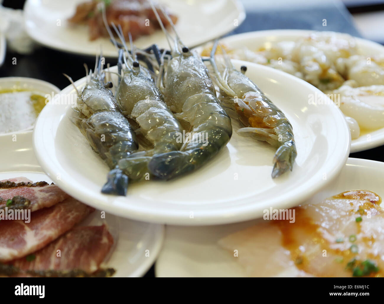Gamberi crudi, gamberi e gamberetti, tiger, nero, bianco, fresche, isolata, piatti a base di pesce, gamberi, cibo, sfondo, sani, pesce, dieta, pasto, Foto Stock