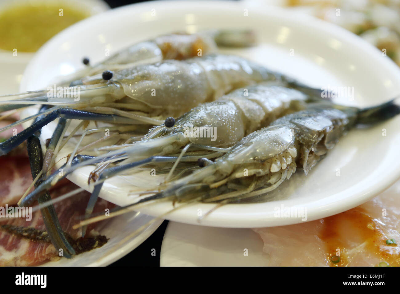 Gamberi crudi, gamberi e gamberetti, tiger, nero, bianco, fresche, isolata, piatti a base di pesce, gamberi, cibo, sfondo, sani, pesce, dieta, pasto, Foto Stock