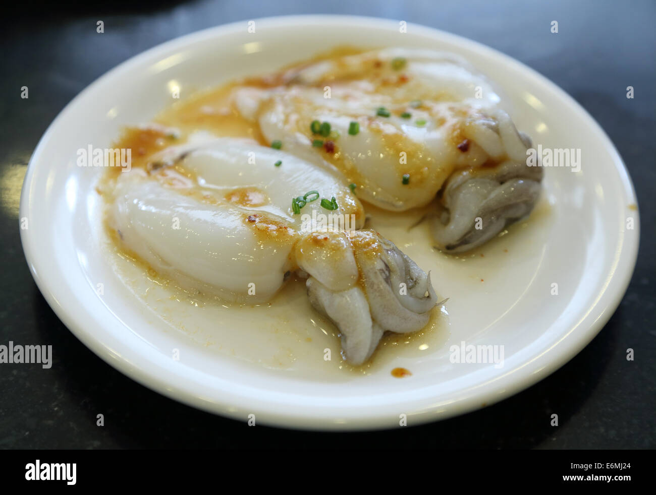 Calamari freschi con salsa piccante preparare per grigliate Foto Stock