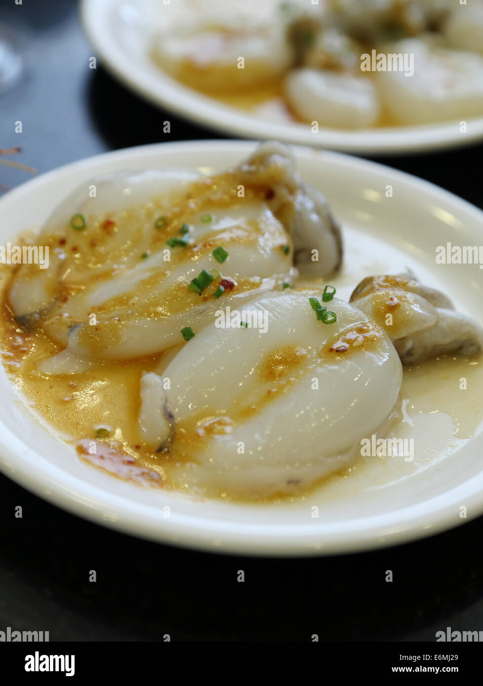 Calamari freschi con salsa piccante preparare per grigliate Foto Stock