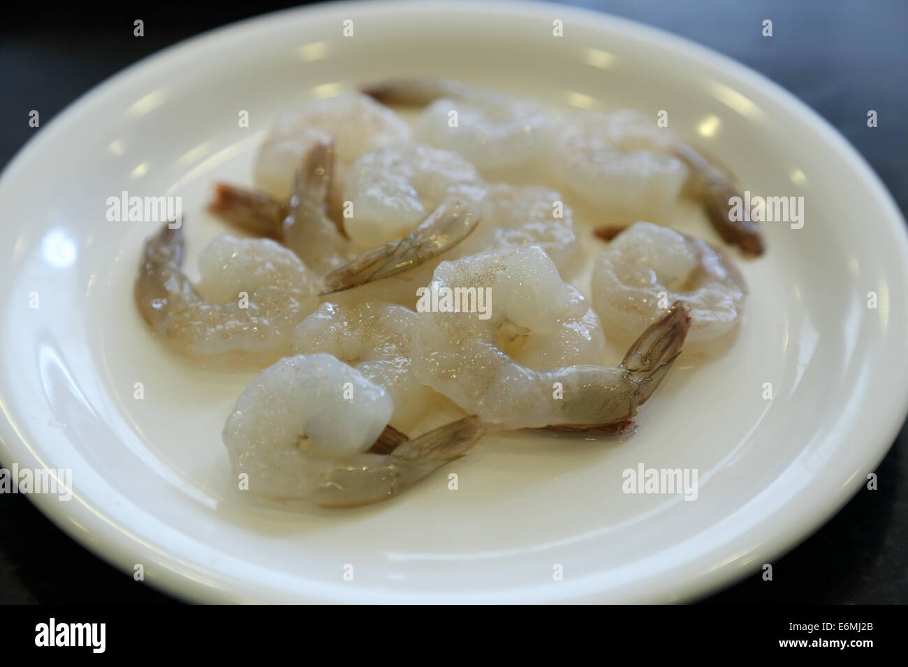 Materie i gamberi in una piastra (preparare alimenti) Foto Stock