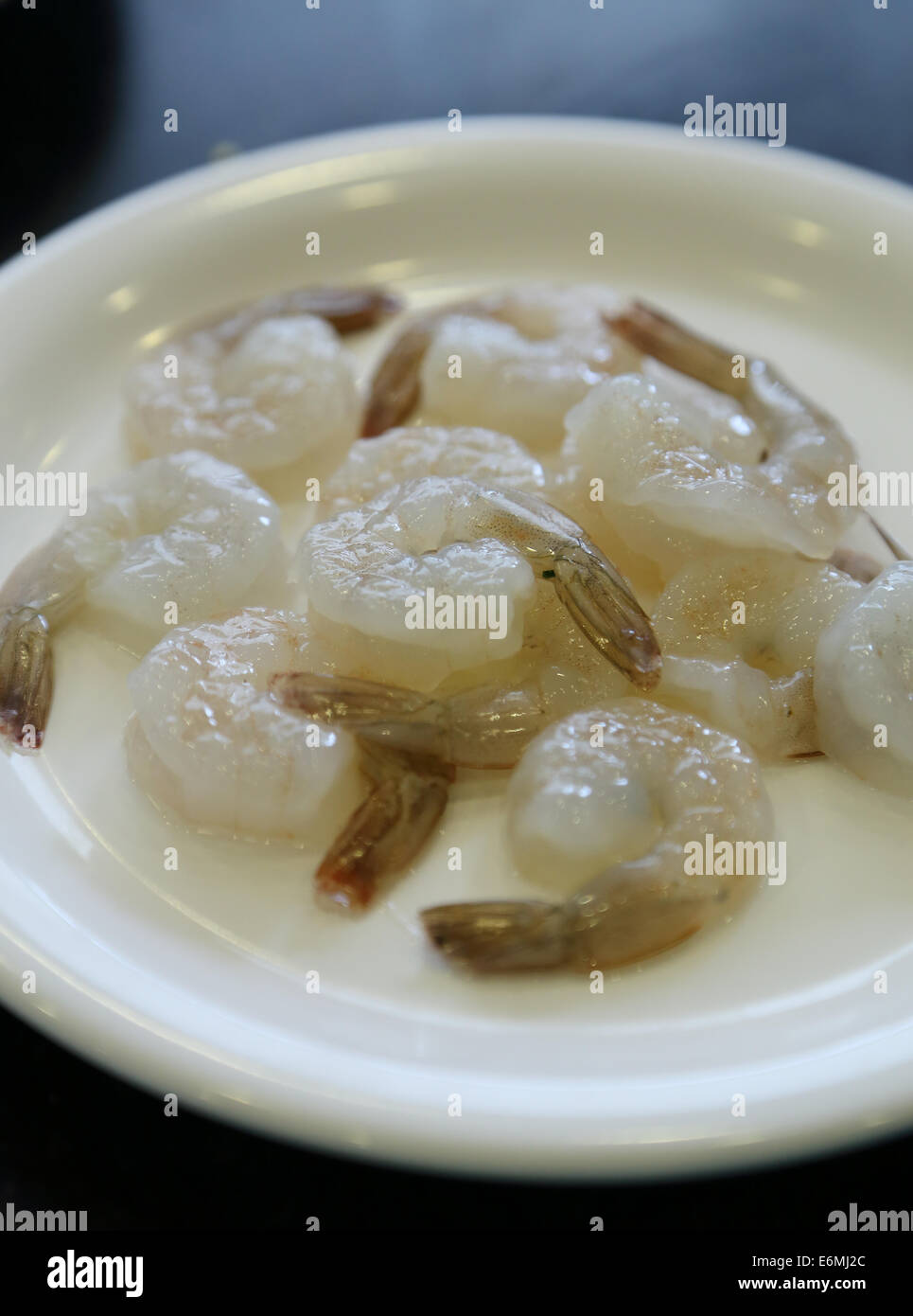 Materie i gamberi in una piastra (preparare alimenti) Foto Stock