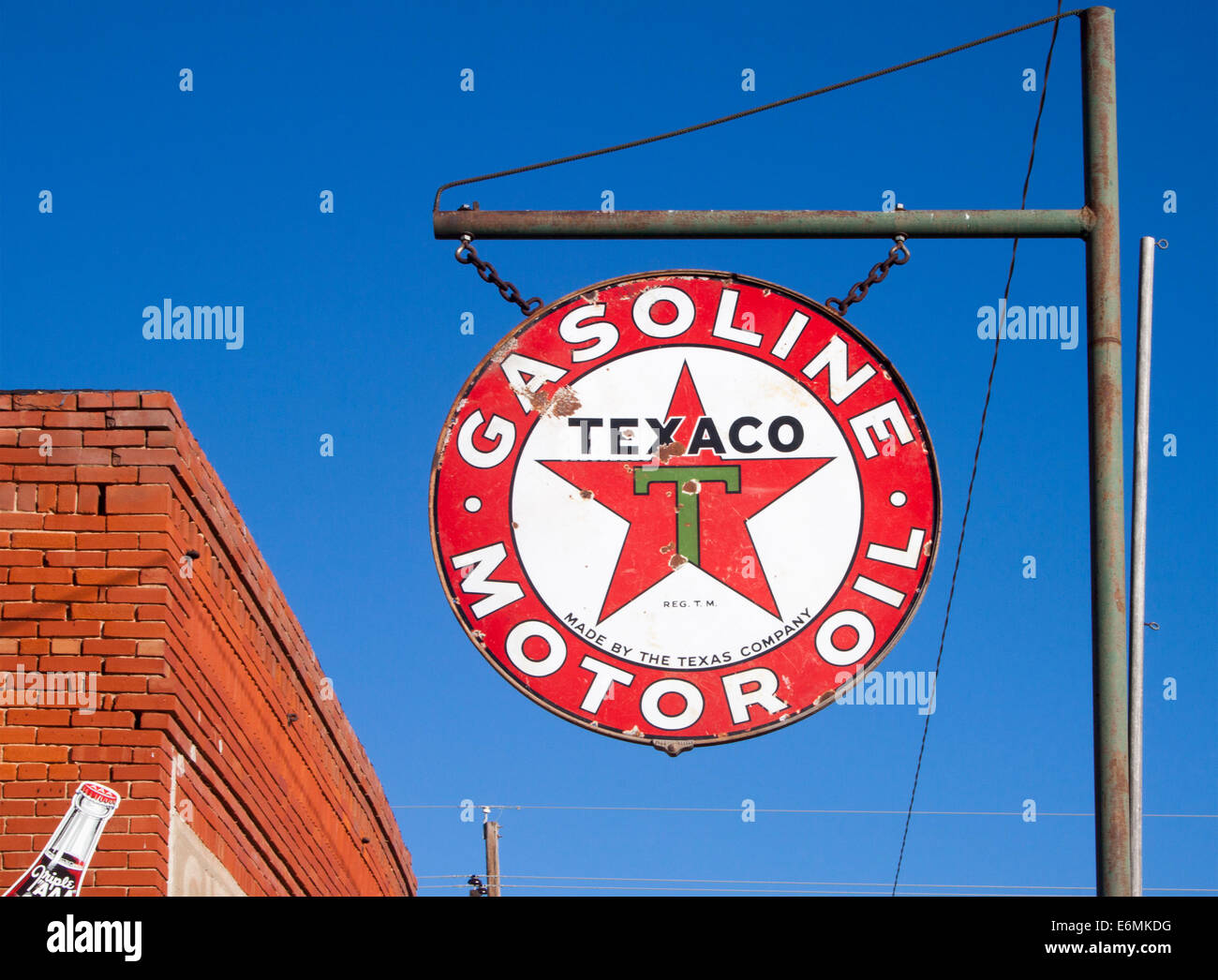Stazione di servizio Texaco d'epoca lungo la storica Route 66 a Erick, Oklahoma, un classico simbolo del viaggio americano lungo la strada. Foto Stock