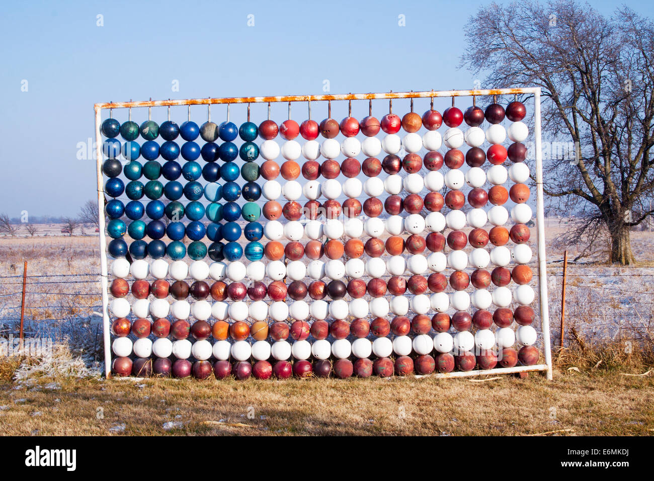 La Bowling Ball House di Nowata, Oklahoma, è una caratteristica casa a lato della strada decorata con centinaia di palline da bowling colorate. Foto Stock