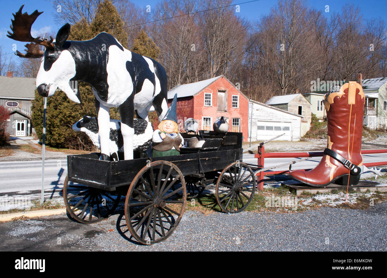Big Moose Deli a Hoosick Falls, New York, presenta un arredamento eccentrico a lato della strada e statue di alci che attirano i viaggiatori fuori dall'autostrada. Foto Stock